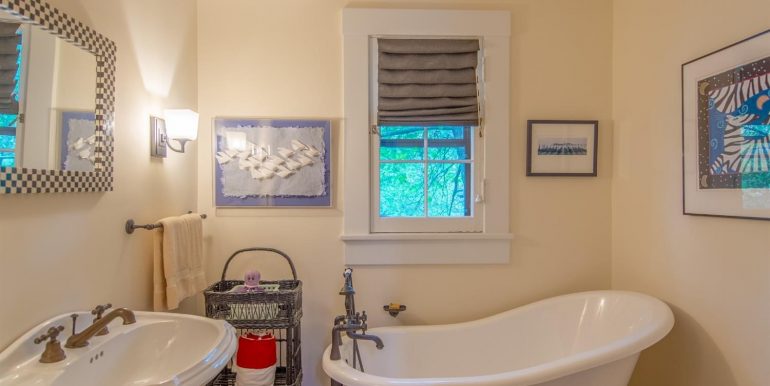 1043 Ferdon Rd-025