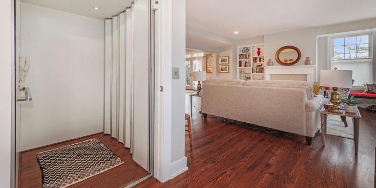 548Nmain_22 Elevator