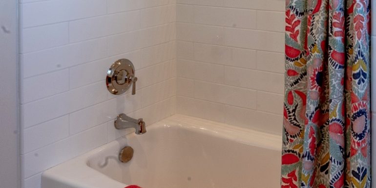 548Nmain_32 Main Bath Tub