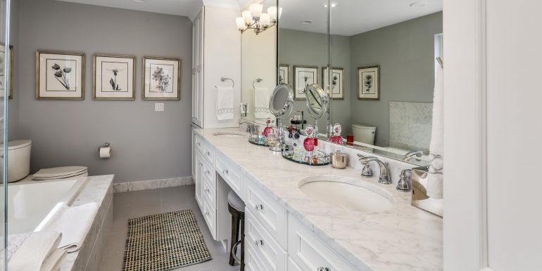 23 Master Bath